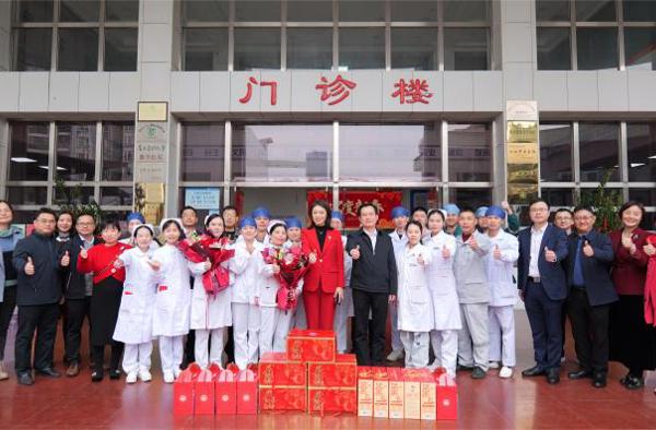 贺新春，送祝福——香洲区人民医院走访慰问在岗职工